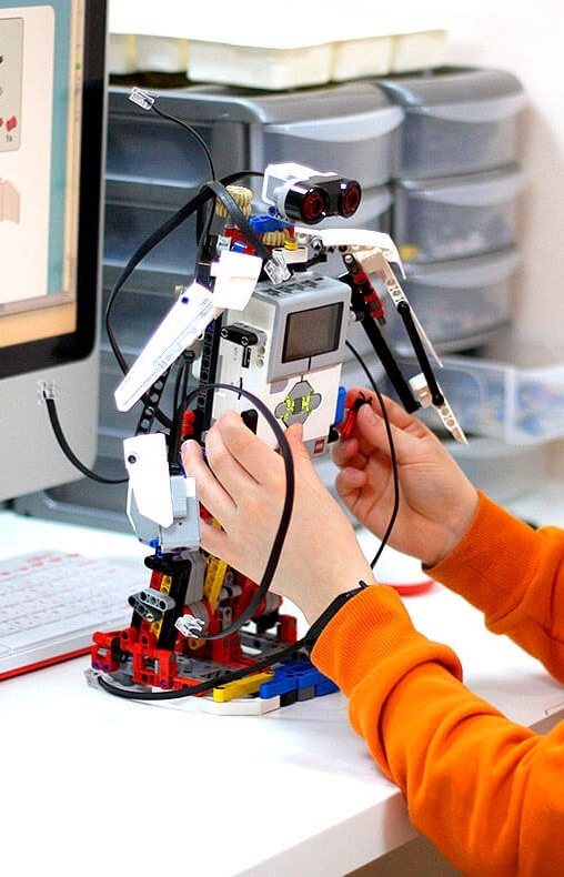 Niños aprendiendo robótica